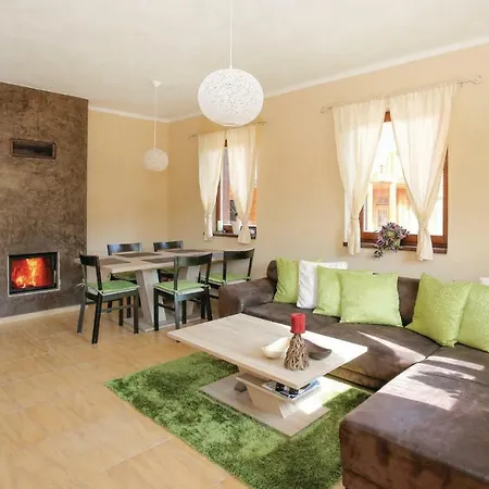 Three-bedroom In Lejlighed *